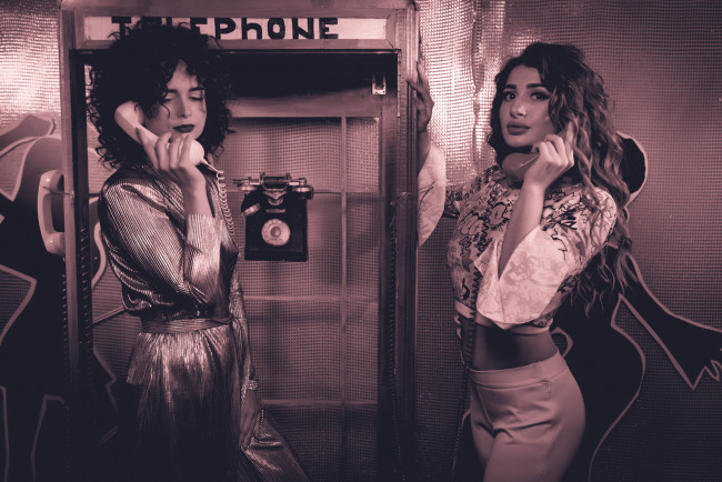 Обои картинки фото девушки, - черно-белые, golden, girls, ночной, клуб