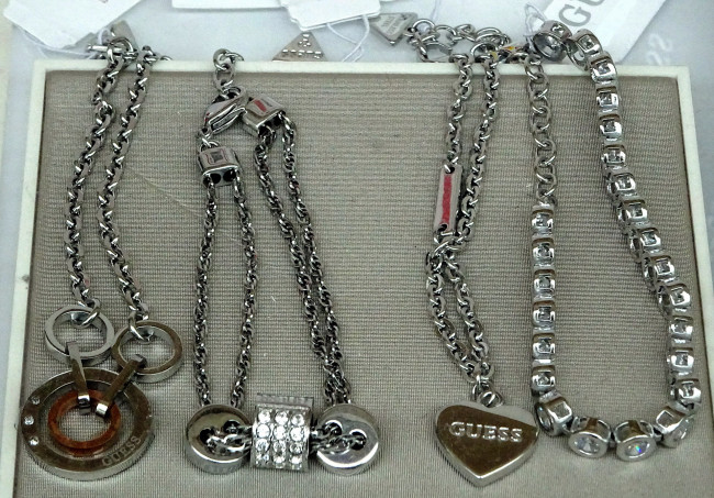Обои картинки фото бренды, guess, браслеты