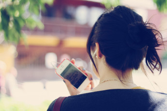 Картинка девушки -+брюнетки +шатенки брюнетка голова телефон