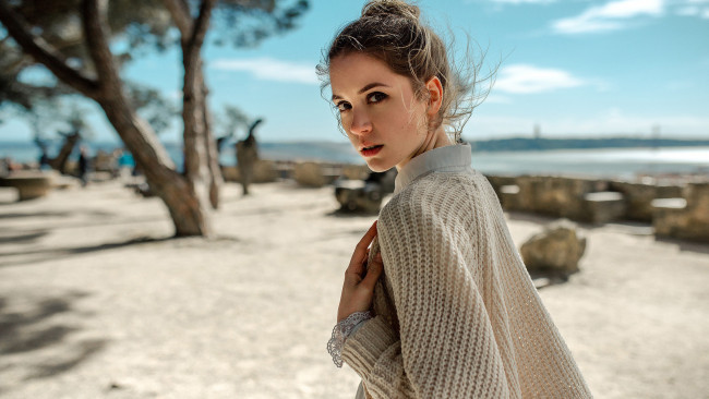 Обои картинки фото девушки, ксения кокорева, девушка, модель, ксения, кокорева, песок, пляж, размытый, фон, океан, шерстяное, вязаное, платье, побережье