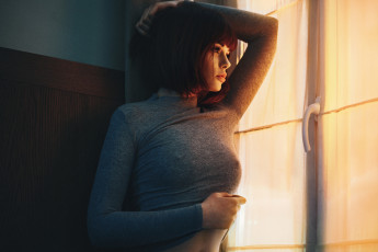 Картинка девушки marie+grippon мари гриппон смотрит в сторону профиль короткие волосы серый свитер окно руки на голове брюнетка держит вдаль трогает одна рука вверх выпуклость