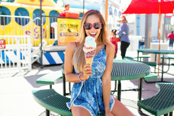 Картинка девушки -+блондинки +светловолосые блондинка очки мороженое