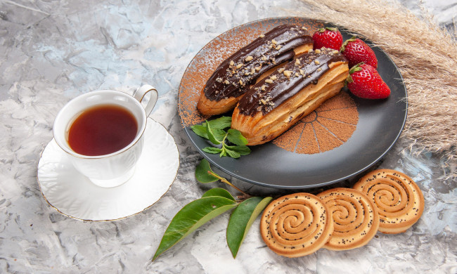 Обои картинки фото еда, пирожные,  кексы,  печенье, печенье, чай, заварные, клубника