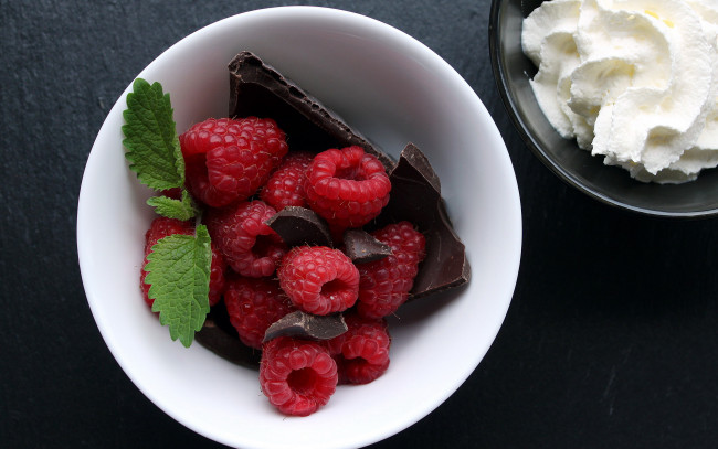 Обои картинки фото еда, разное, мята, малина, шоколад, сливки