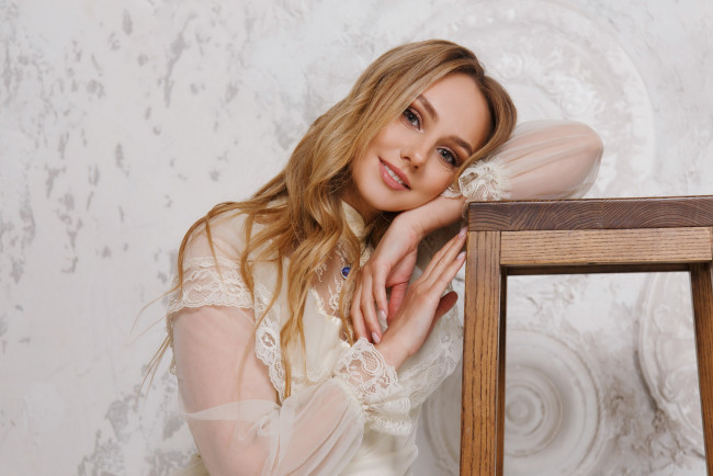 Обои картинки фото девушки, - лица,  портреты, кружева, блузка, улыбка