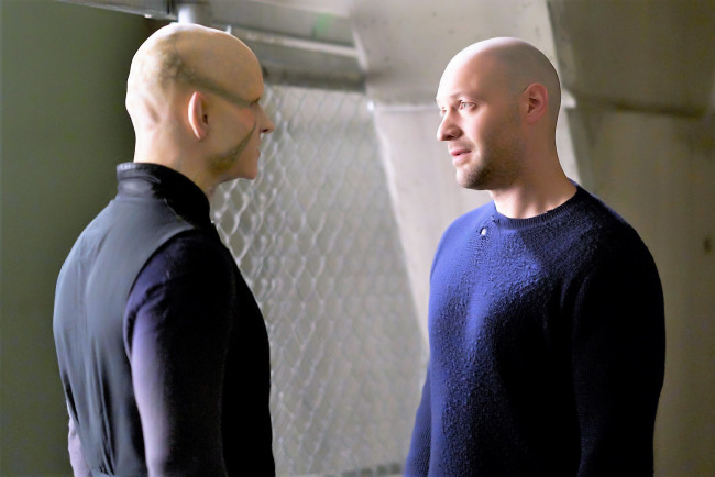 Обои картинки фото кино фильмы, the strain, мужчина, мутант, разговор