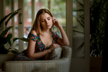 Картинка девушки -+рыжеволосые+и+разноцветные катерина марченко модель брюнетка глубина резкости закрытые глаза приоткрытые губы портрет платье декольте диван женщины в помещении кристофер леоне