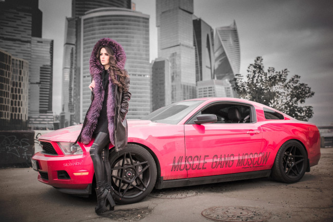 Обои картинки фото автомобили, -авто с девушками, шатенка, пальто, мех, каблуки, штаны, машина, розовая, дома, город