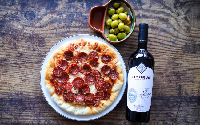 Обои картинки фото еда, пицца, оливки, вино