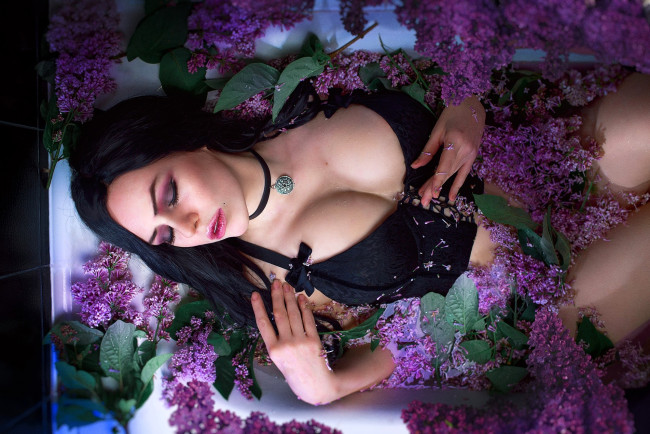 Обои картинки фото девушки, алиса арефьева, образ, косплей, наряд, ванна, сирень, цветы