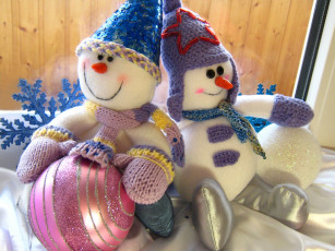 Картинка праздничные снеговики