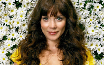 обоя Anna Friel, девушки, , , цветы, шатенка