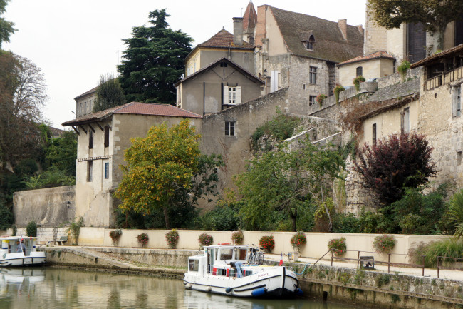 Обои картинки фото корабли, моторные, лодки, цветы, здания, река