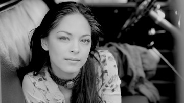 Картинка Kristin+Kreuk девушки машина черно-белая актриса