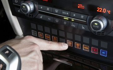 Картинка bmw 750 автомобили спидометры торпедо палец магнитола