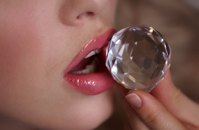 Обои картинки фото разное, губы, стеклянный, шарик