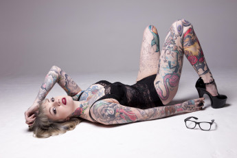 Картинка nina+kate девушки тату очки лежит на полу