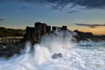 Картинка природа стихия скалы прибой волны брызги