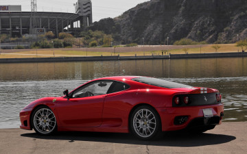 Картинка автомобили ferrari стекло