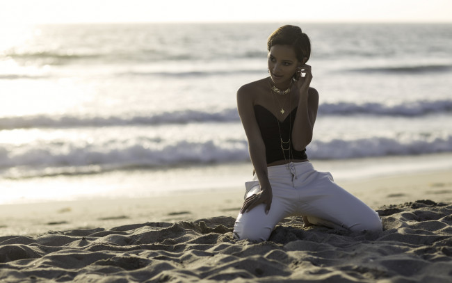 Обои картинки фото natasha domonique, девушки, пляж, песок