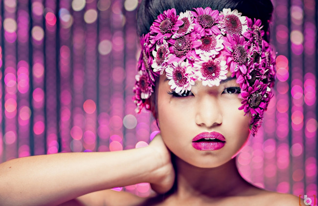 Обои картинки фото romina avelino, девушки, герберы, яркие, губы, цветы