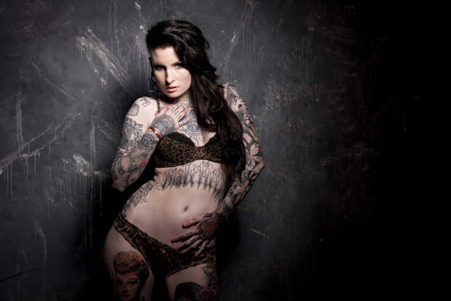 Обои картинки фото lusy logan, девушки, lingerie, стена, тату