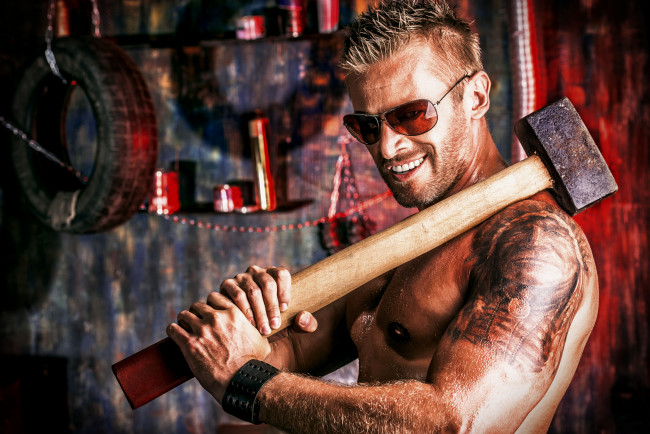 Обои картинки фото мужчины, - unsort, кувалда, тату, очки