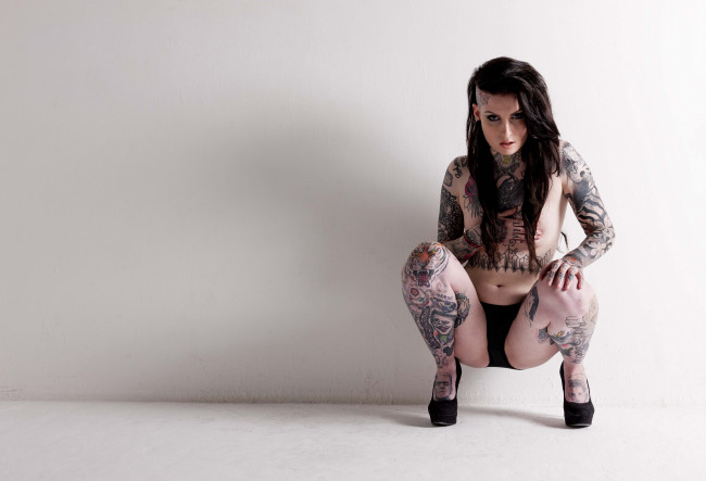 Обои картинки фото lusy logan, девушки, стена, тату