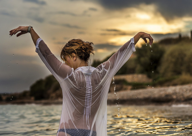 Обои картинки фото девушки, -unsort , блондинки, блузка, мокрая, вода, капли