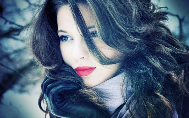 Обои картинки фото девушки, -unsort , лица,  портреты, шарф, перчатка, брюнетка, улыбка