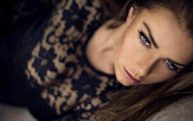 Обои картинки фото katrine thyge jensen, девушки, взгляд, кружево, ракурс, декольте, русая