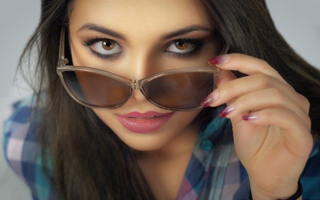 Обои картинки фото девушки, -unsort , лица,  портреты, брюнетка, рубашка, очки, взгляд, лицо