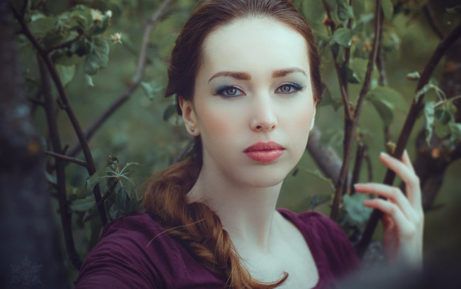 Обои картинки фото девушки, -unsort , лица,  портреты, лицо, коса, куст, рыжая