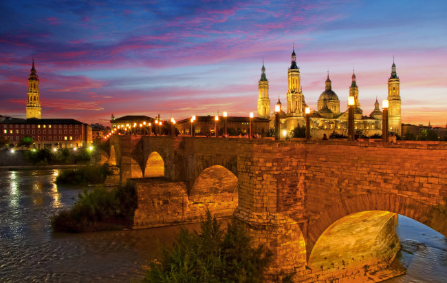 Обои картинки фото города, - мосты, базилика-де-нуэстра-сеньора-дель-пилар, испания, каменный, мост, львиный, река, эбро, огни, ночь, сарагоса, небо