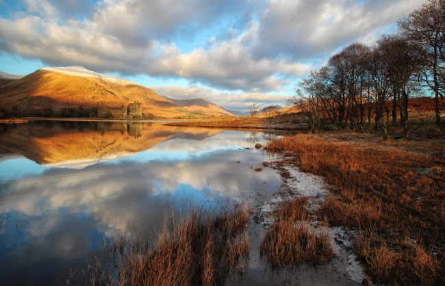 Обои картинки фото города, - пейзажи, отражение, деревья, берег, замок, озеро, шотландия, трава, осень, облака