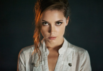 Картинка ksenia+kokoreva девушки ксения+кокорева модель девушка ksenia kokoreva лицо портрет максим максимов белая рубашка взгляд на зрителя простой+фон