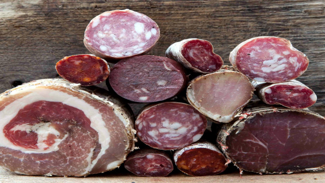 Обои картинки фото еда, колбасные изделия, колбаса, ассорти