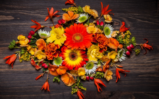 Обои картинки фото цветы, букеты,  композиции, autumn, flowers, wood, осень, листья, композиция, floral, leaves