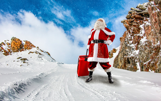 Обои картинки фото праздничные, дед мороз,  санта клаус, снежинки, новый, год, фотошоп, красный, облака, шуба, небо, пейзаж, сапоги, рождество, шапка, стоит, камни, дед, мороз, штаны, борода, праздник, зима, ремень, природа, снег, чемодан, санта-клаус, на, дороге, очки, перчатки