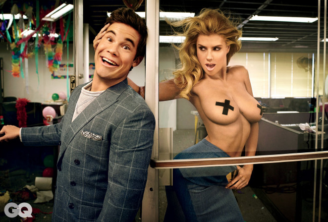 Обои картинки фото разное, мужчина женщина, парень, грудь, пиджак, улыбка, модель, блондинка, дверь, charlotte, mckinney