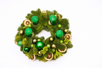 Картинка праздничные векторная+графика+ новый+год белый фон новый год игрушки праздник украшения рики рождество зелёные хвойные ветки свечи