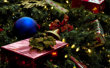 Картинка праздничные подарки+и+коробочки подарки шарик гирлянда