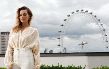 Картинка девушки margot+robbie колесо обозрения брюки рубашка блондинка актриса