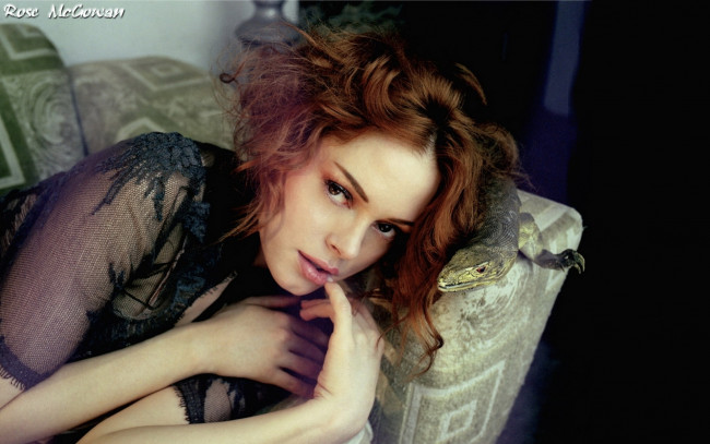Обои картинки фото девушки, rose mcgowen, диван, ящерица, актриса, рыжая