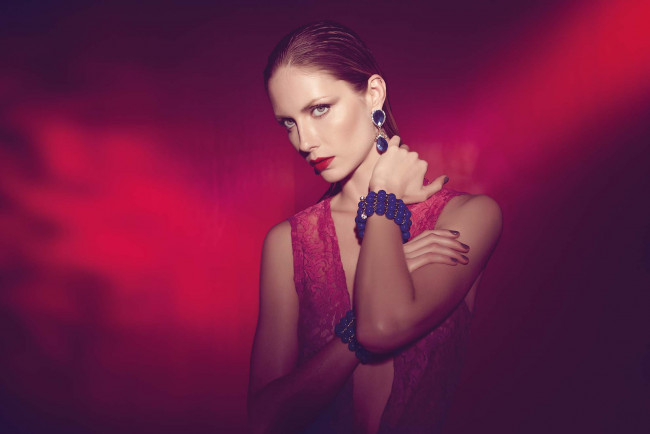 Обои картинки фото девушки, ana claudia michels, рыжая, модель, декольте, браслет, серьги