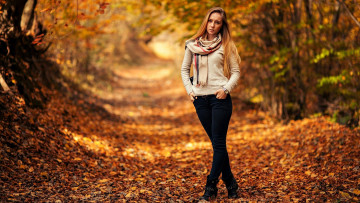 Картинка девушки -+рыжеволосые+и+разноцветные осень листья листопад рыженькая шарф