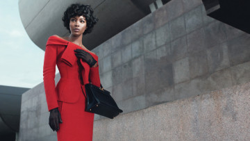 Картинка девушки naomi+campbell костюм перчатки сумочка