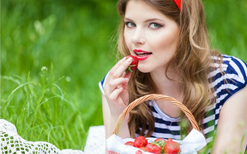Картинка девушки -+блондинки +светловолосые лето луг трава корзинка клубника