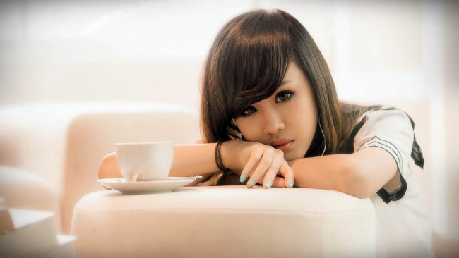 Обои картинки фото девушки, - азиатки, чашка, поза, грусть