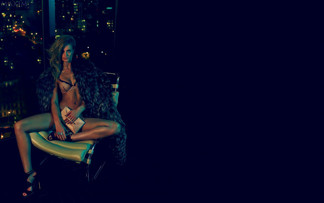 Обои картинки фото девушки, kate bock, белье, шуба, клатч, каблуки, кресло, окно, город, огни